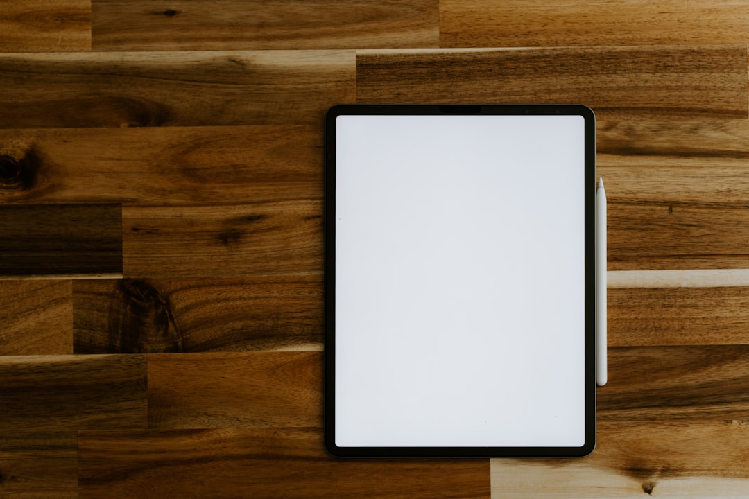 Person mit Screenreader nutzt eine Website